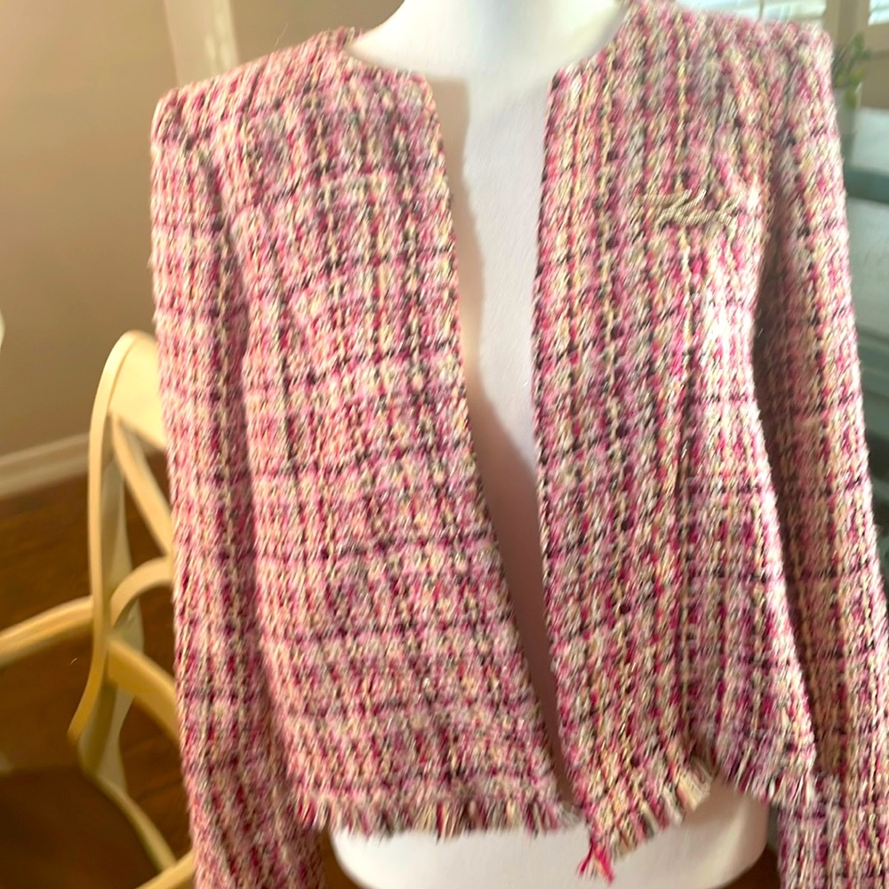 CREW NECK, LONG SLEEVE, OPEN JACKET (NO CLOSURE). SIGNATURE PIN